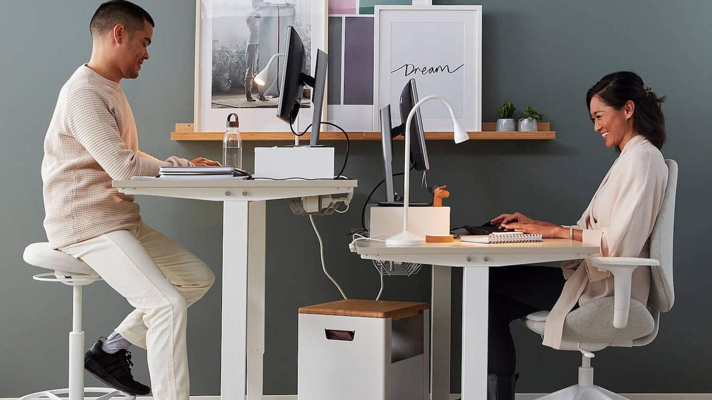 El escritorio elevable Trotten de Ikea es el más barato, el Rodulf cuesta el doble. 