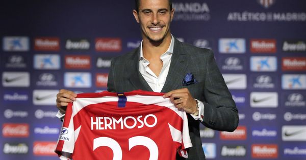 Foto: Mario Hermoso posa en la presentación como nuevo jugador del Atlético de Madrid. (Efe)