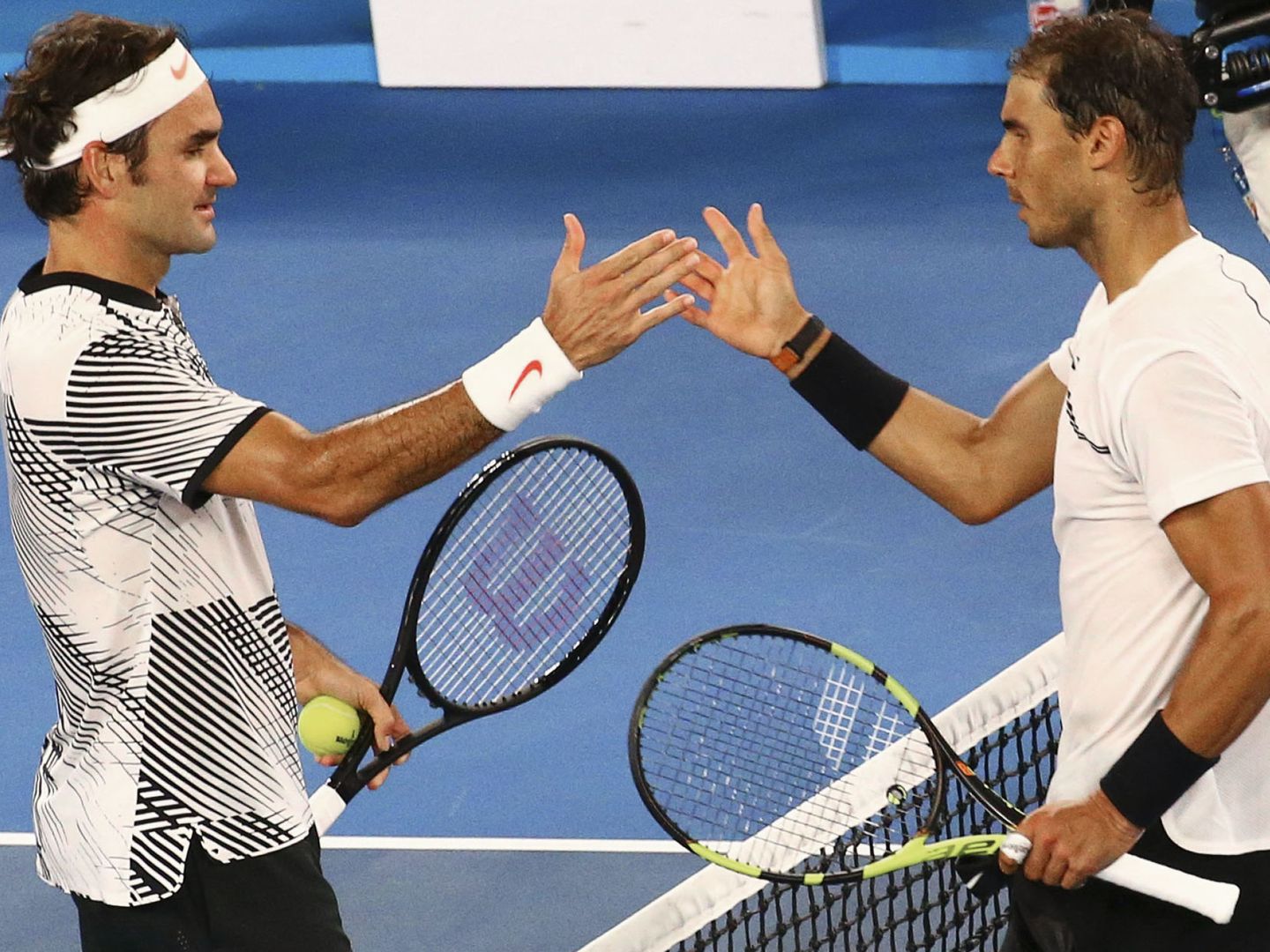 Federer y Nadal se saludan tras el final del partido (David Gray/Reuters)