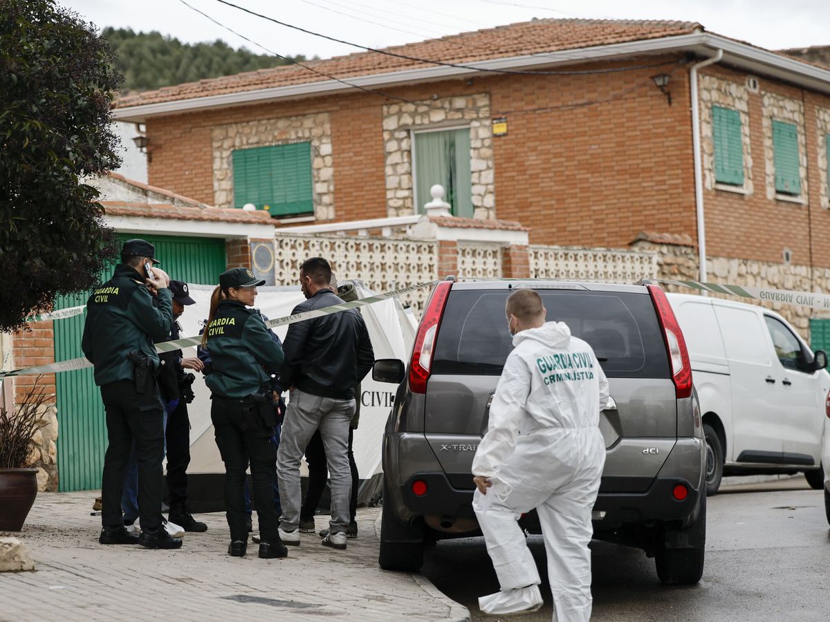 Foto: Los investigadores de la Guardia Civil, frente a la casa donde han sido hallados los tres cuerpos. (EFE/Sergio Pérez)