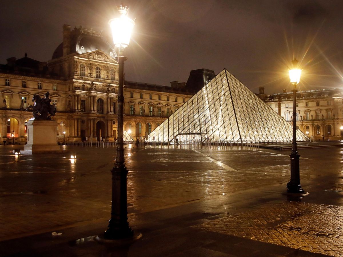 Foto: La plaza del Louvre, desierta. (Reuters)