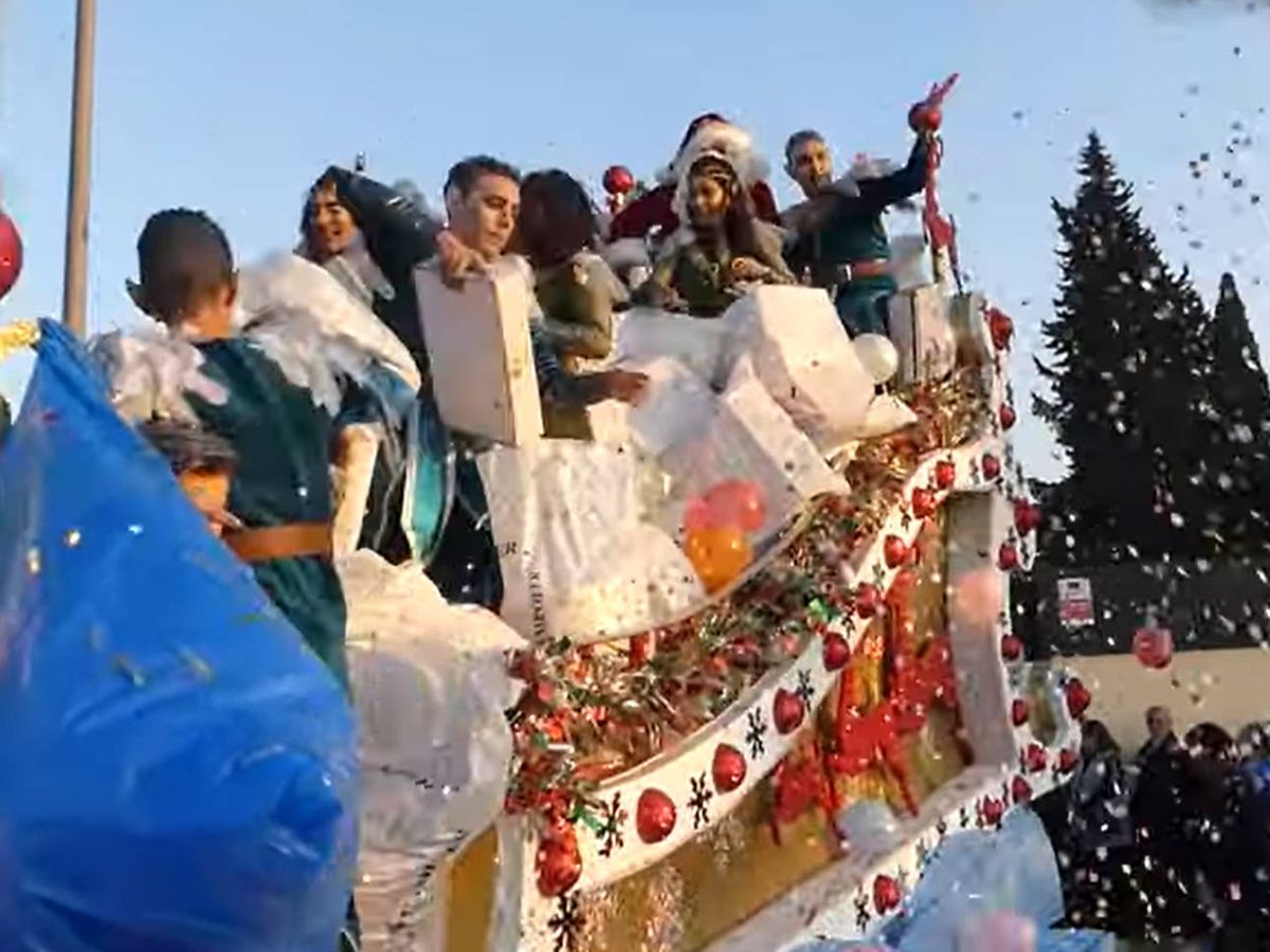 Foto: La carroza de Papá Noel estaba patrocinada por una ferretería que lanzó sus propios regalos (Foto: YouTube)