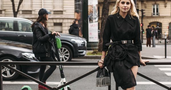 Foto: La influencer Caroline Daur posa en las calles de París con un total look negro. (Imaxtree)