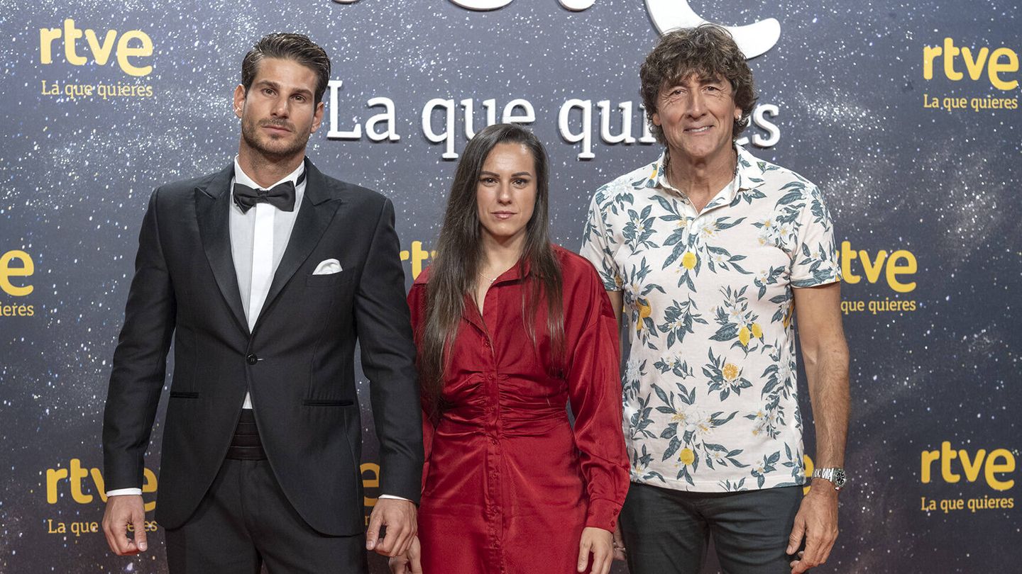 Joana Pastrana, junto a los otros capitanes de 'El Conquistador'. (RTVE)