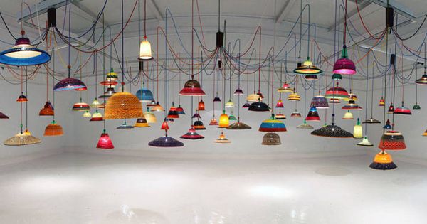 Foto: El estudio del diseñador Álvaro Catalán de Ocón con sus originales lámparas. (Cortesía del artista)