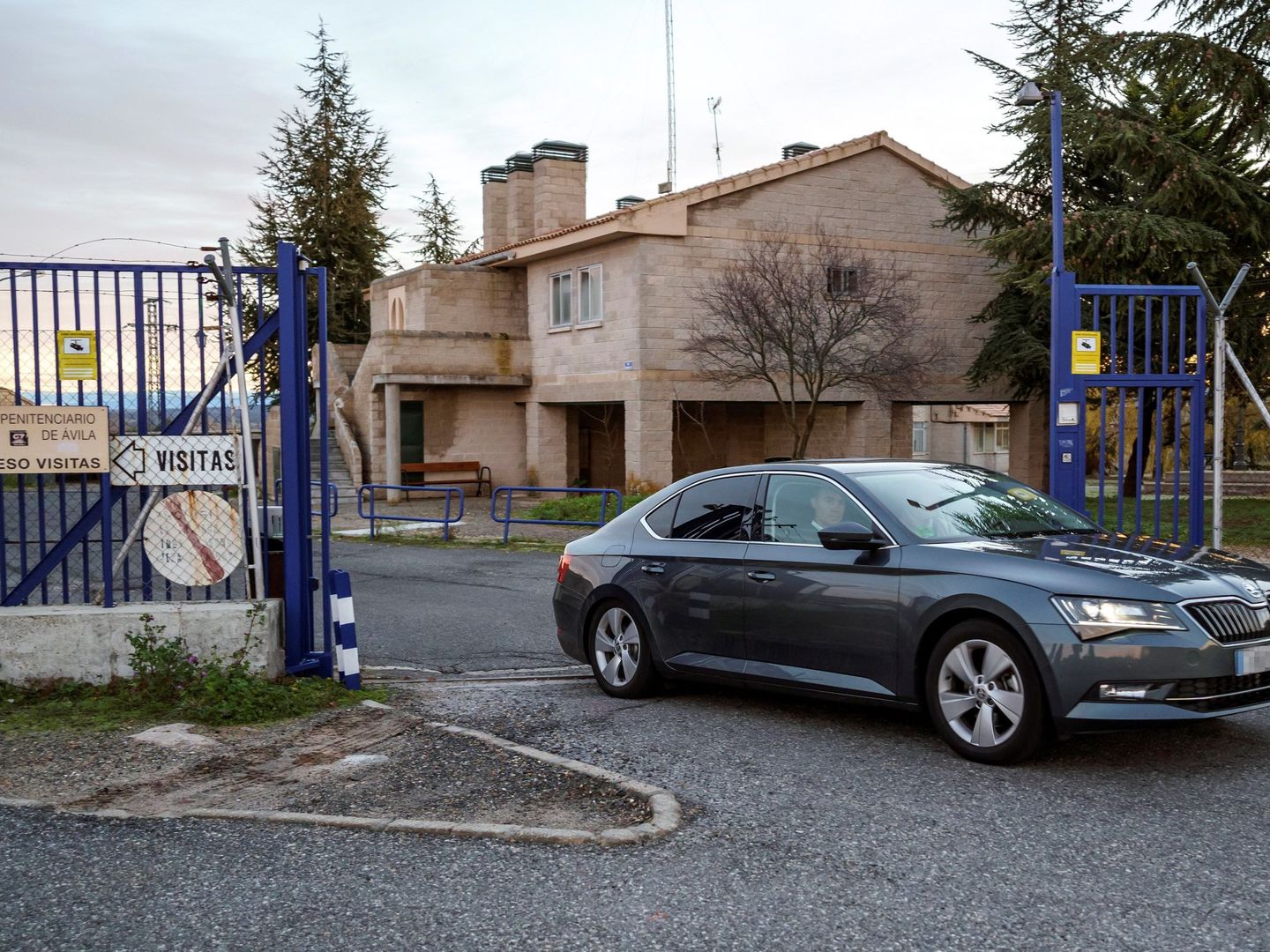 Iñaki Urdangarin sale en coche del Centro Penitenciario de Brieva, en Ávila. (EFE)