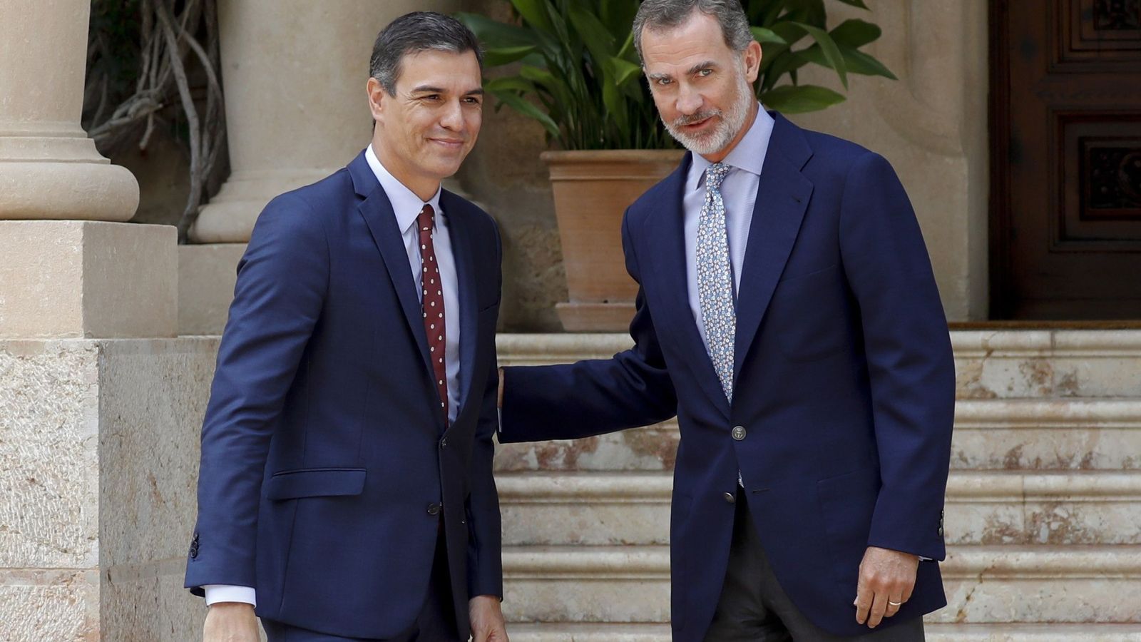Foto: El Rey y el presidente del Gobierno en funciones, Pedro Sánchez, en la entrada del Palacio de Marivent el pasado agosto. (EFE)