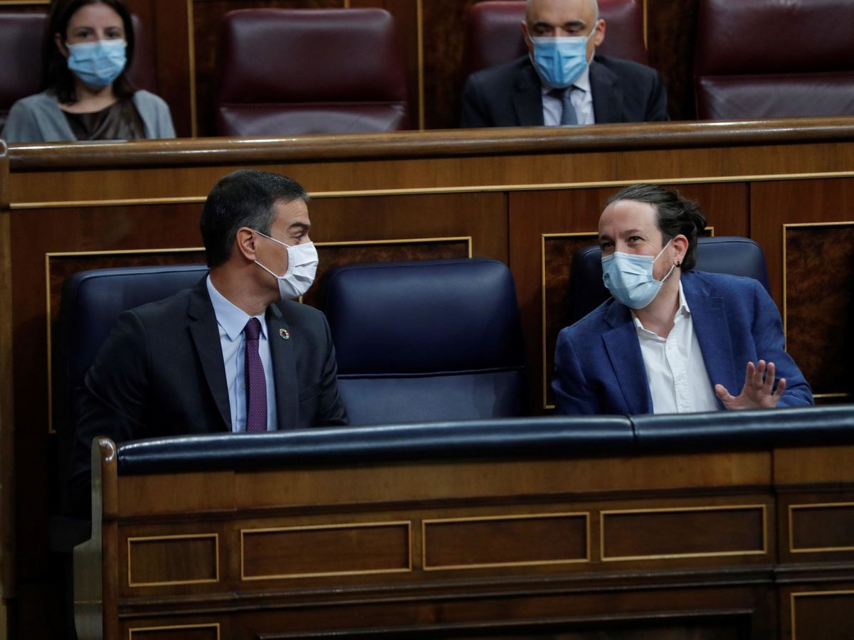 Foto: El presidente del Gobierno, Pedro Sánchez, y el vicepresidente segundo, Pablo Iglesias, conversan al inicio de la sesión de control al Ejecutivo este miércoles en el Congreso. (EFE)
