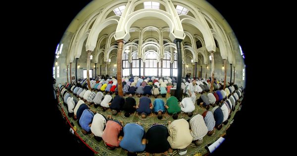 Foto: Rezo del viernes en la mezquita de Madrid. (EFE)