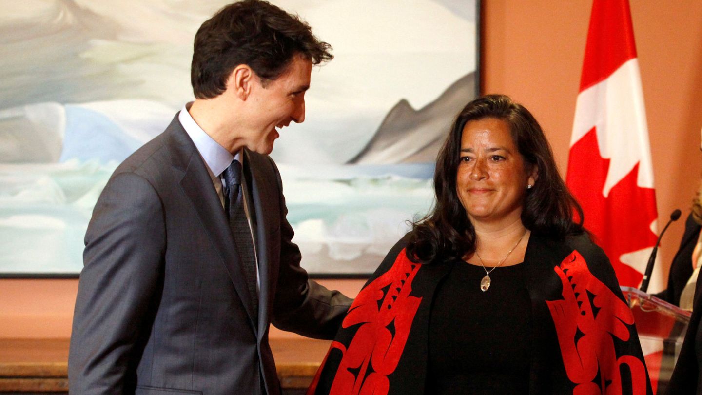Trudeau, junto a la entonces ministra y fiscal general Wilson-Raybould (Reuters)