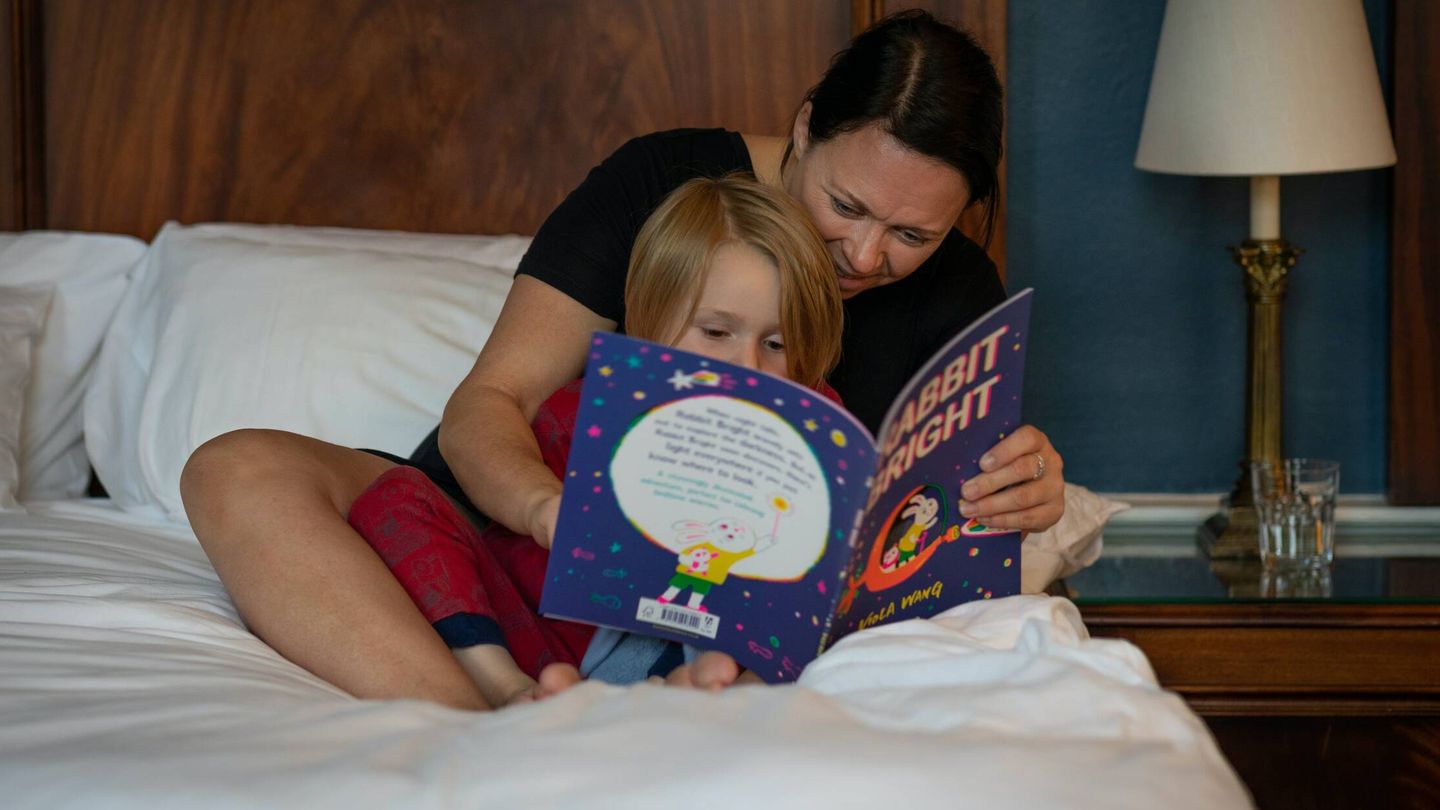 Madre con un niño leyendo antes de dormir. (Unsplash/Ben Griffiths)