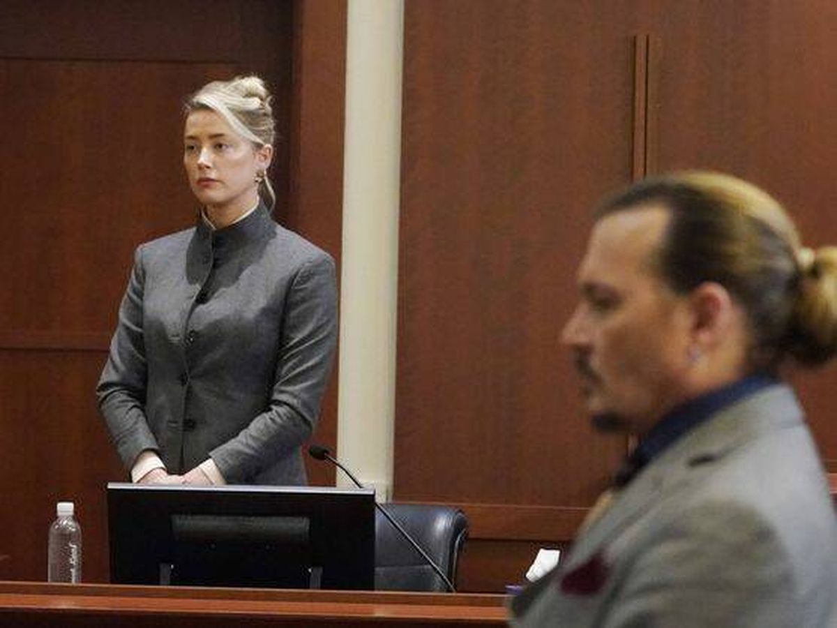 Foto:  Amber Heard y Johnny Depp, durante la última sesión del juicio. (EFE/Steve Halber)