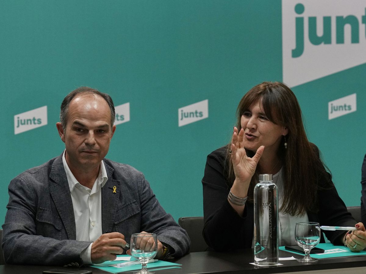 Foto: La nueva presidenta de JxCAT, Laura Borràs, y el nuevo secretario general, Jordi Turul. (EFE/Alejandro García)