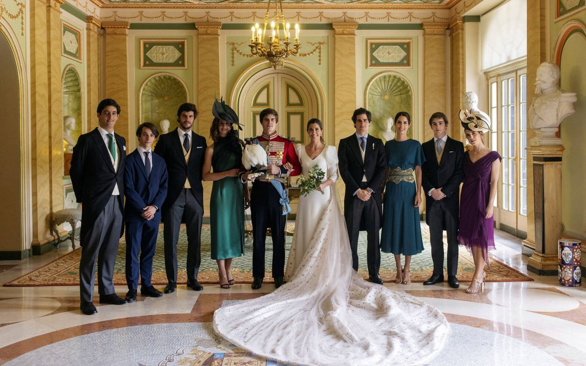 Los Corsini al completo en la boda de los condes de Osorno. (Gtres)