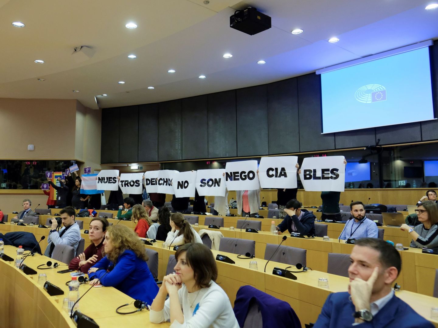 Protesta durante la charla de Vox en Bruselas. (EFE)