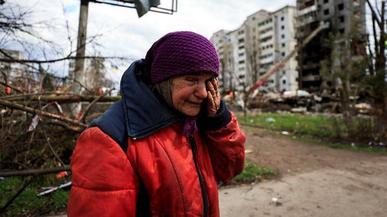 Foto:  Zinaida Makishaiva, de 82 años, reacciona mientras relata cómo la trataron los soldados rusos en Borodyanka. (REUTERS/Zohra Bensemra)