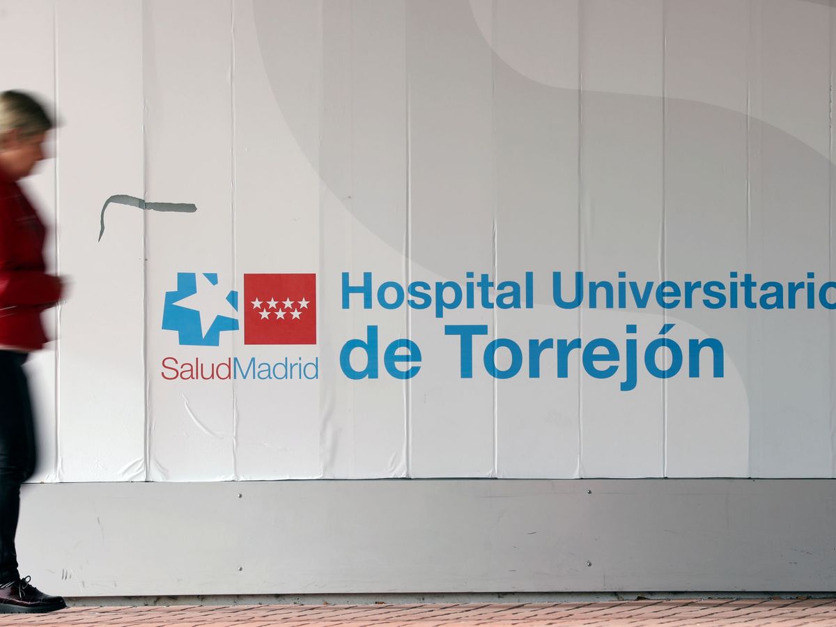 Foto: Una mujer entrando en el Hospital de Torrejón. (Reuters)