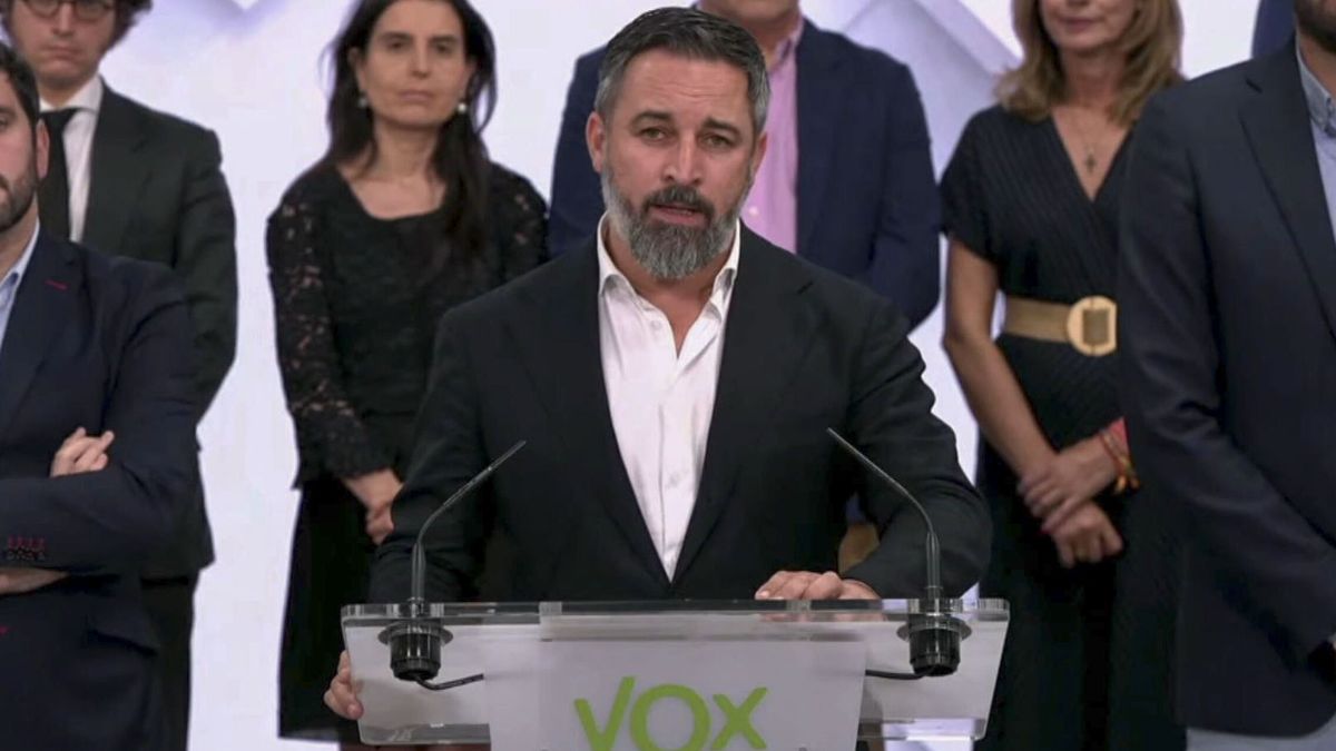 'Los 100 hijos de San Abascal': Vox sacrifica las CCAA pero blinda sus 114 alcaldías con el PP