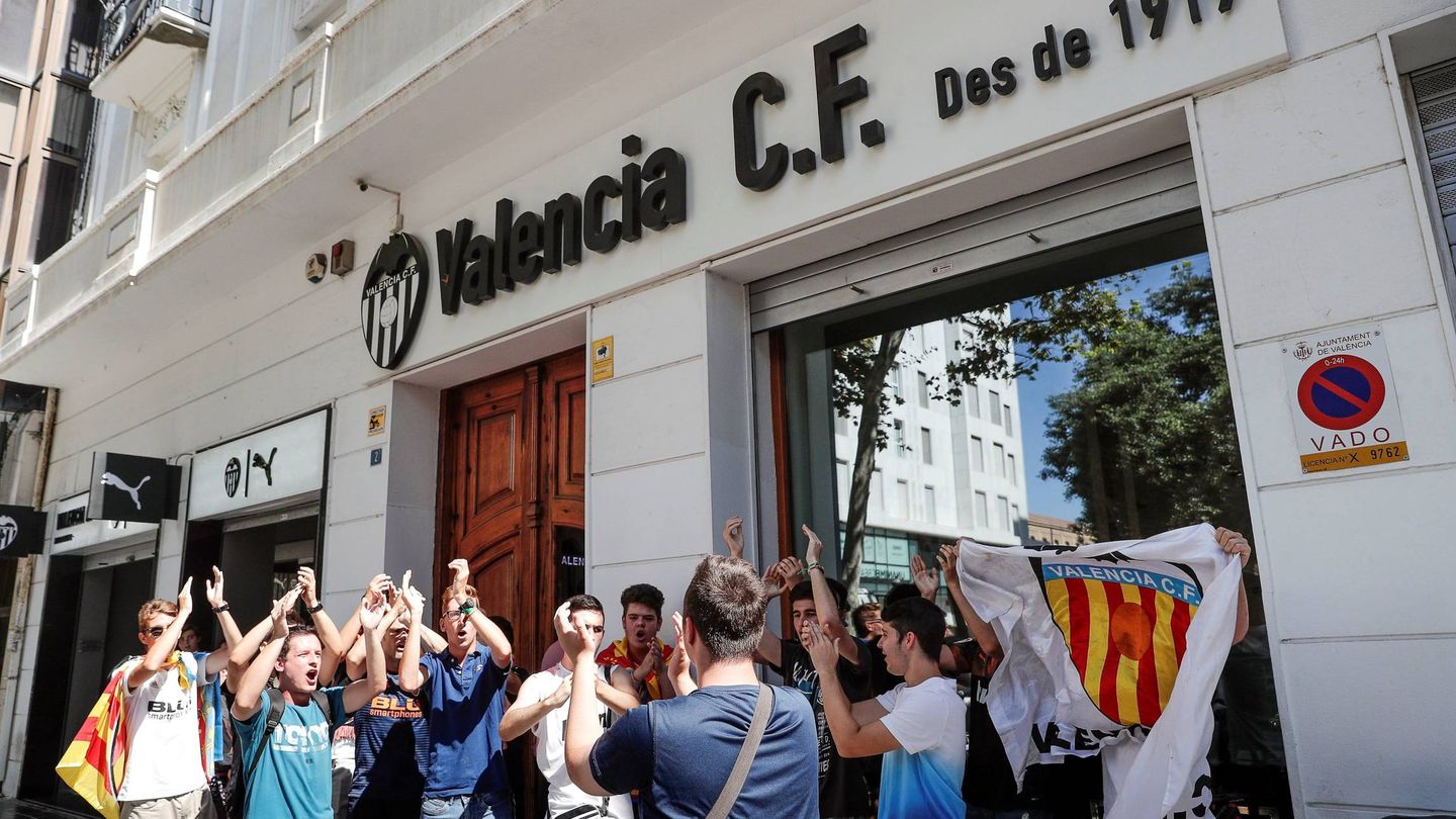 Aficionados del Valencia CF, junto a las puertas del club, a la espera de conocer el futuro de Mateu Alemany. (EFE)