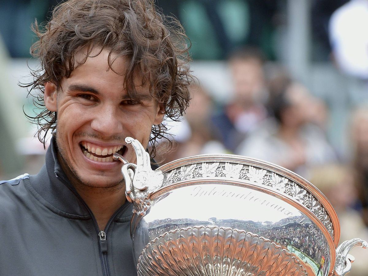 Foto: Rafa Nadal muerde el trofeo de Roland Garros. (EFE/Stephane Reix)