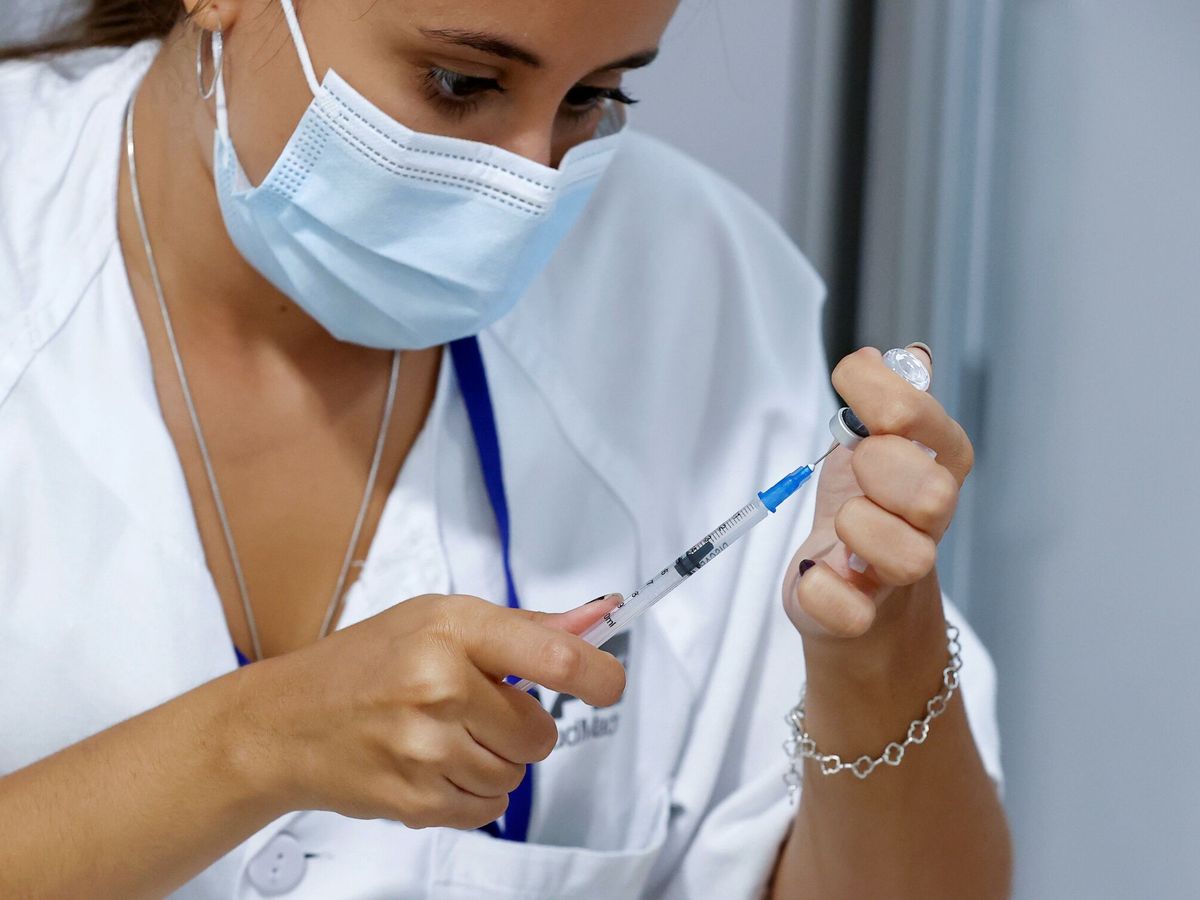 Foto: Una sanitaria prepara una dosis de una vacuna contra el covid en el hospital Enfermera Isabel Zendal de Madrid. (EFE/Chema Moya)
