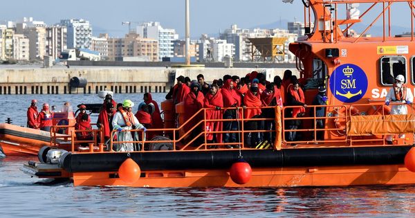 Foto: Salvamento Marítimo rescata una patera. (EFE)