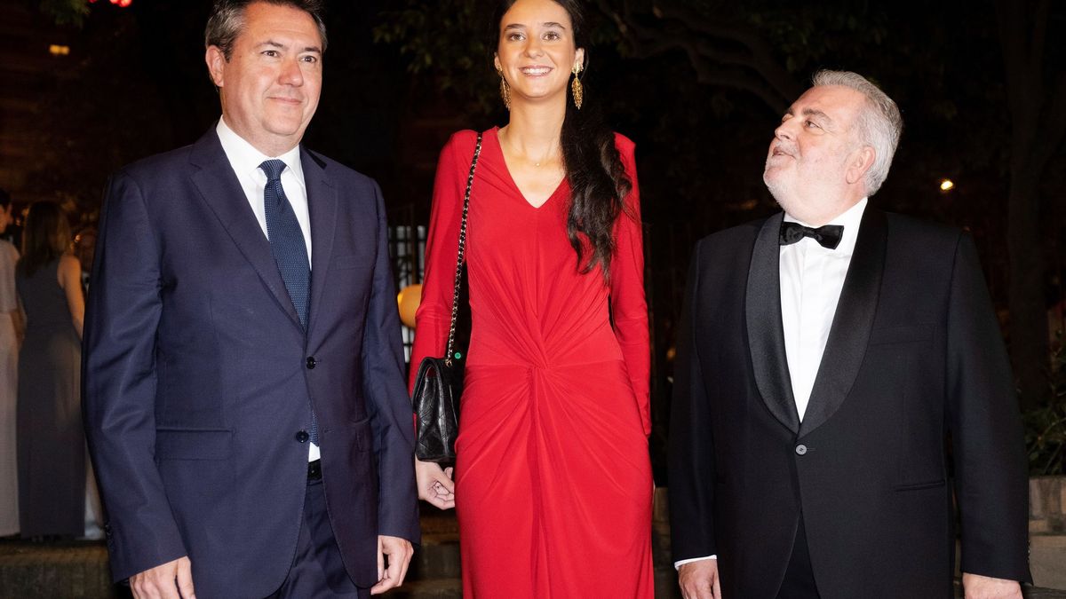 Victoria Federica impresiona en Sevilla con un look de largo en rojo