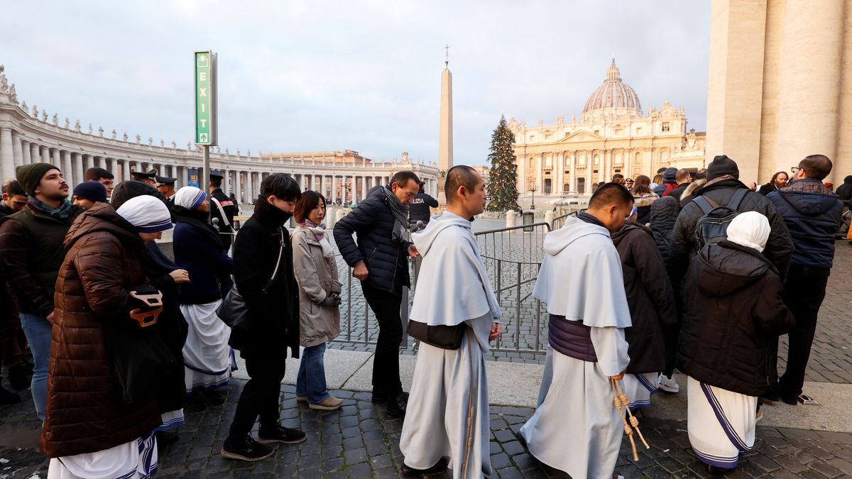 Unos 65.000 fieles visitan la capilla ardiente de Benedicto XVI durante el primer día