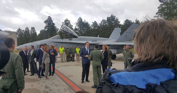 Foto: El presidente del Gobierno, Mariano Rajoy, visita a los militares desplegados en Estonia. (EC)