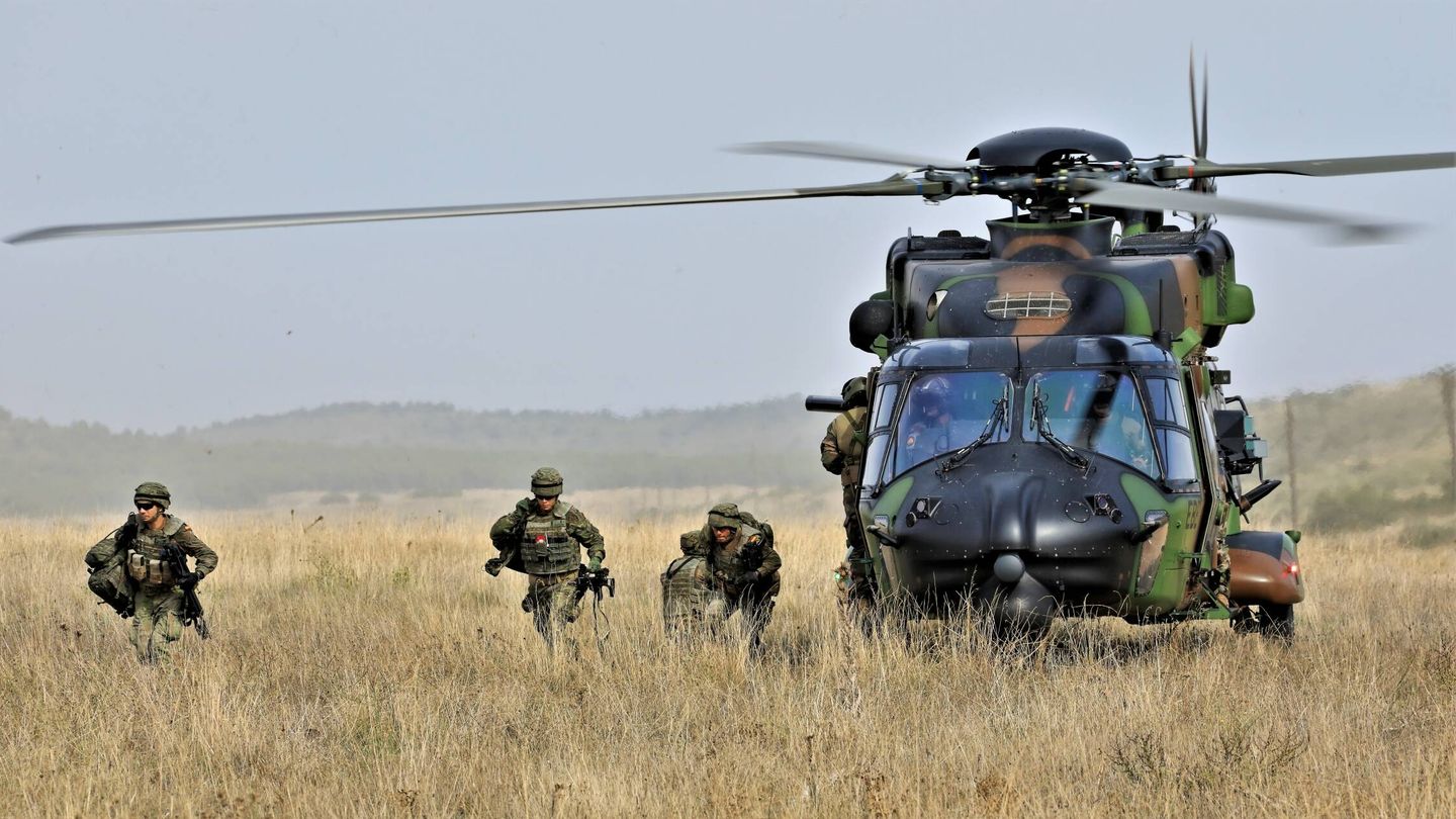 Paracaidistas españoles desembarcan de un NH-90 francés. (Juanjo Fernández)