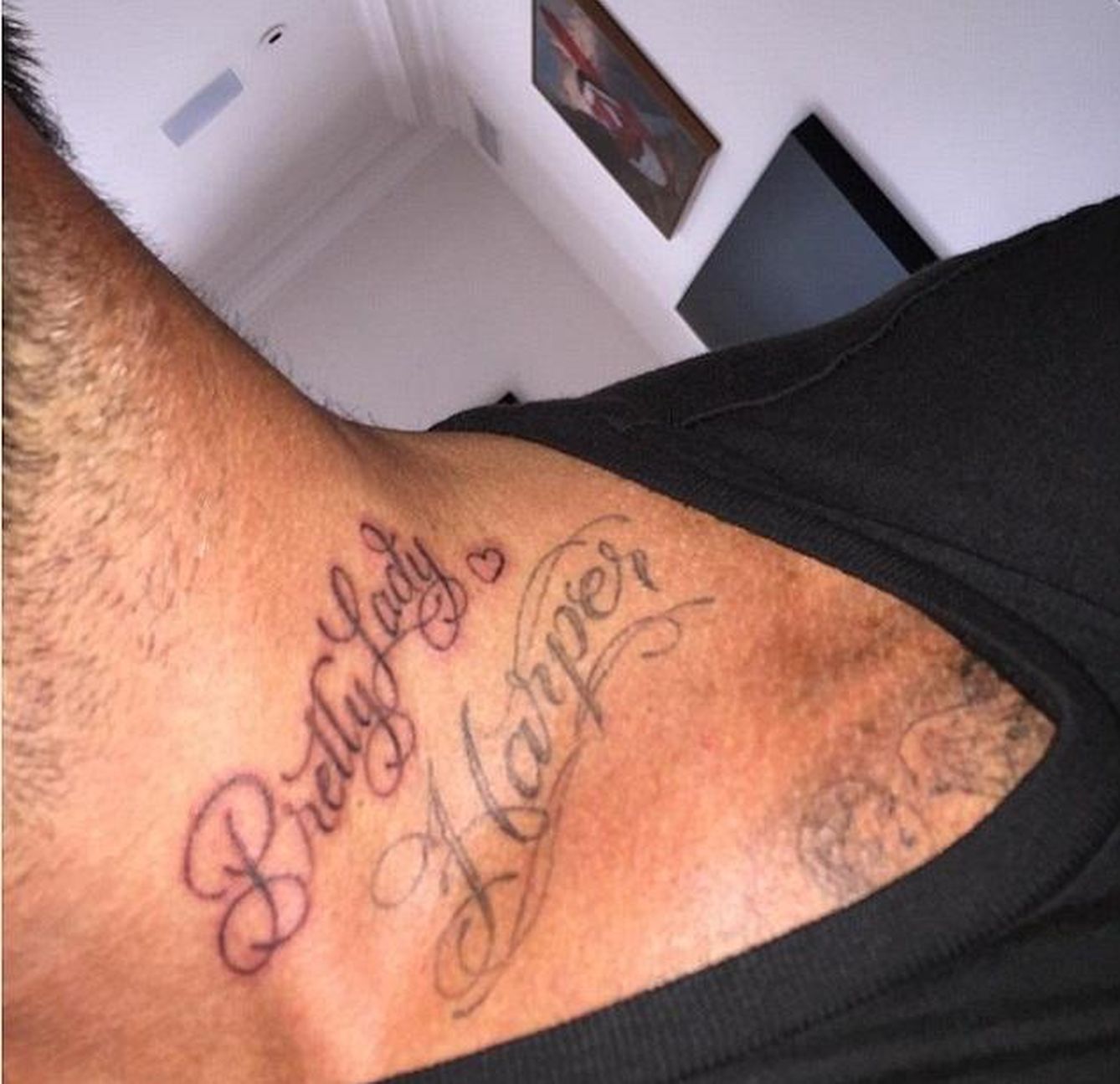 David Beckham con su nuevo tatuaje, la frase 'Pretty Lady' (Facebook)