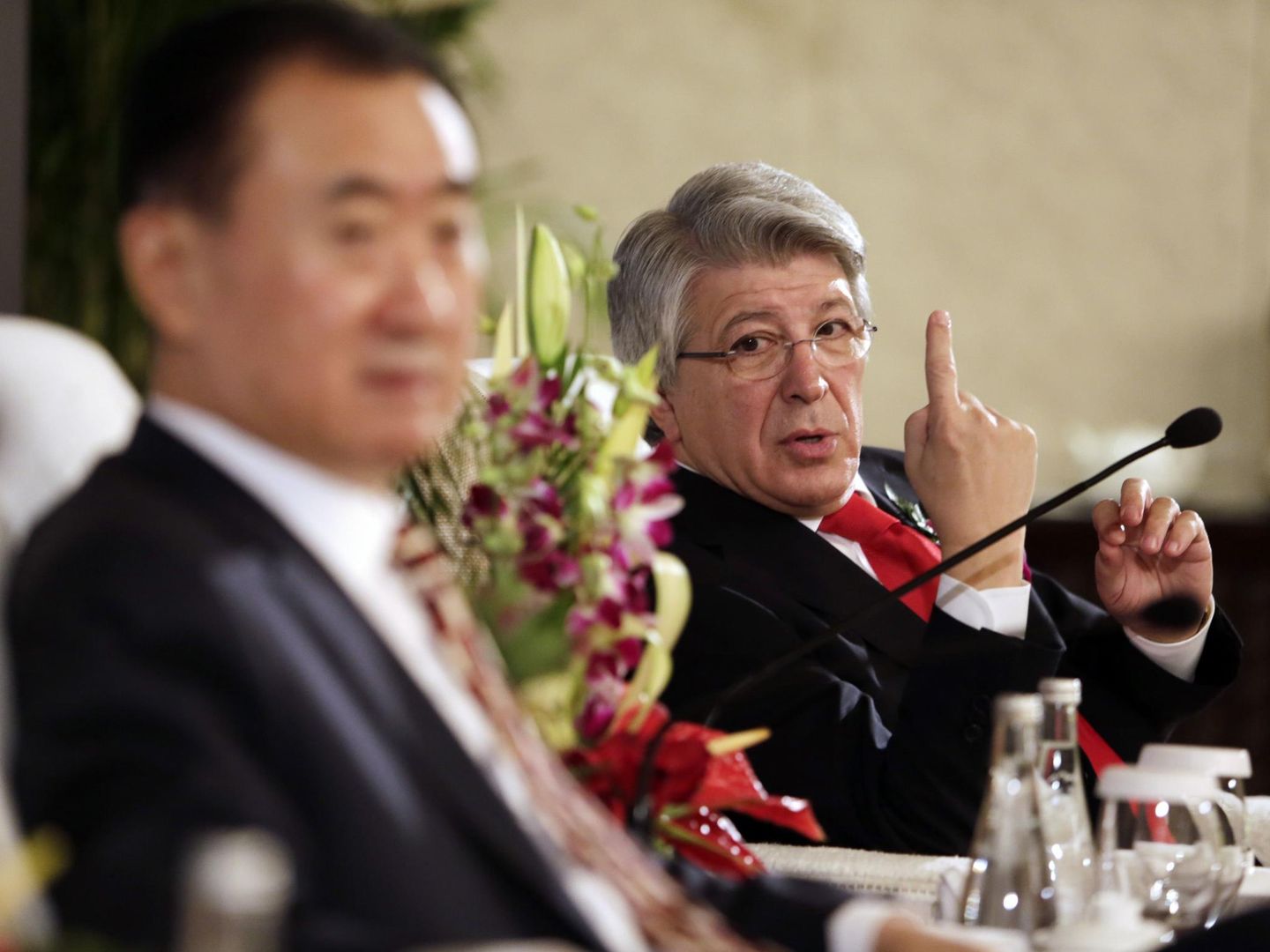 Wang Jianlin y Enrique Cerezo. (Reuters)