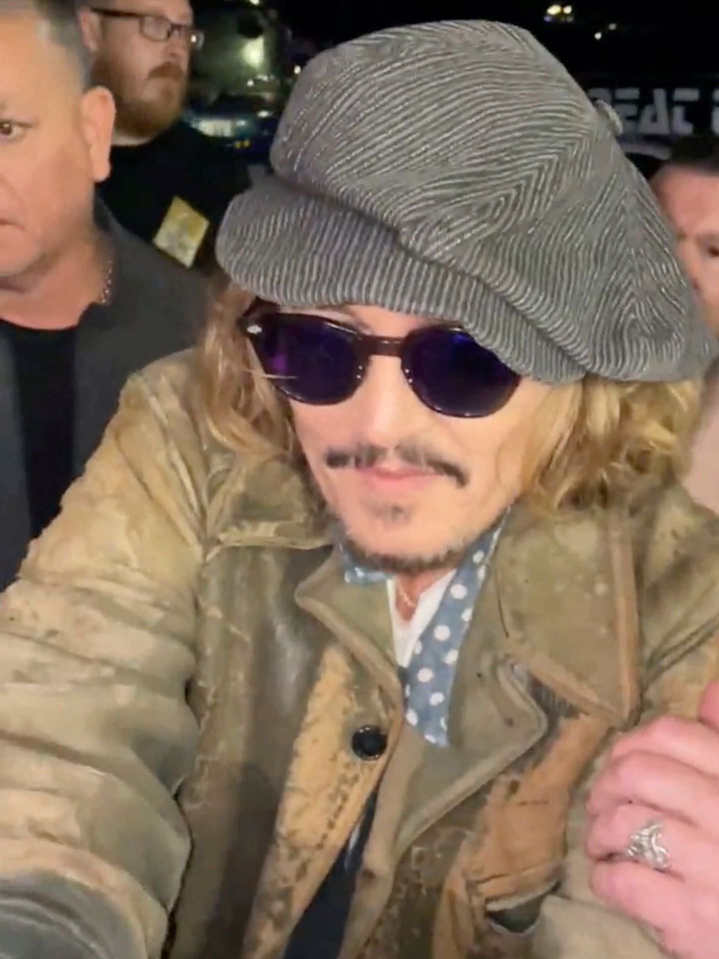 Johnny Depp, su baño de masas en Reino Unido. (Reuters/Instagram/@tinyspookyghoul)