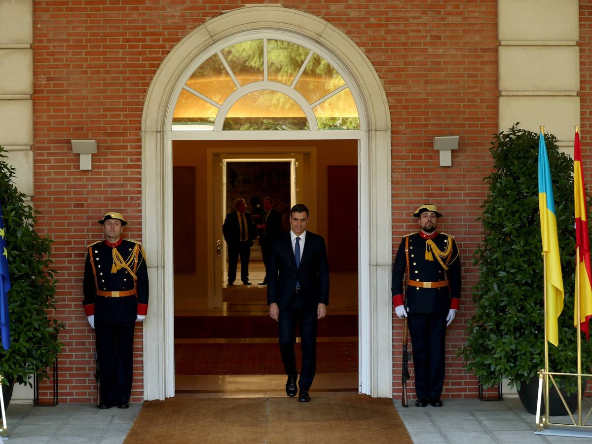 Foto: El presidente del Gobierno, Pedro Sánchez, momentos antes de recibir en el Palacio de la Moncloa al presidente de Ucrania. (Reuters)