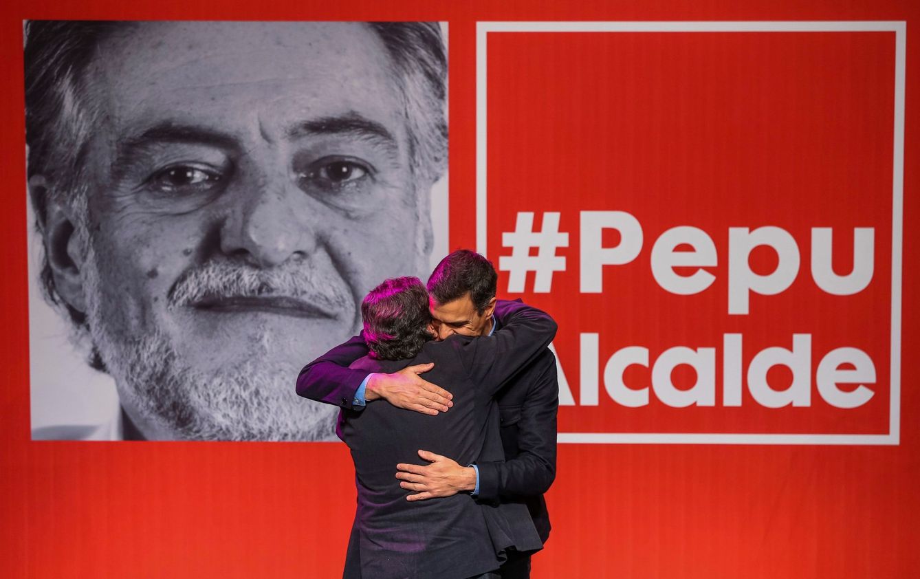 Pedro Sánchez abraza a su candidato, Pepu Hernández, el pasado 3 de febrero en el teatro La Latina. (EFE)