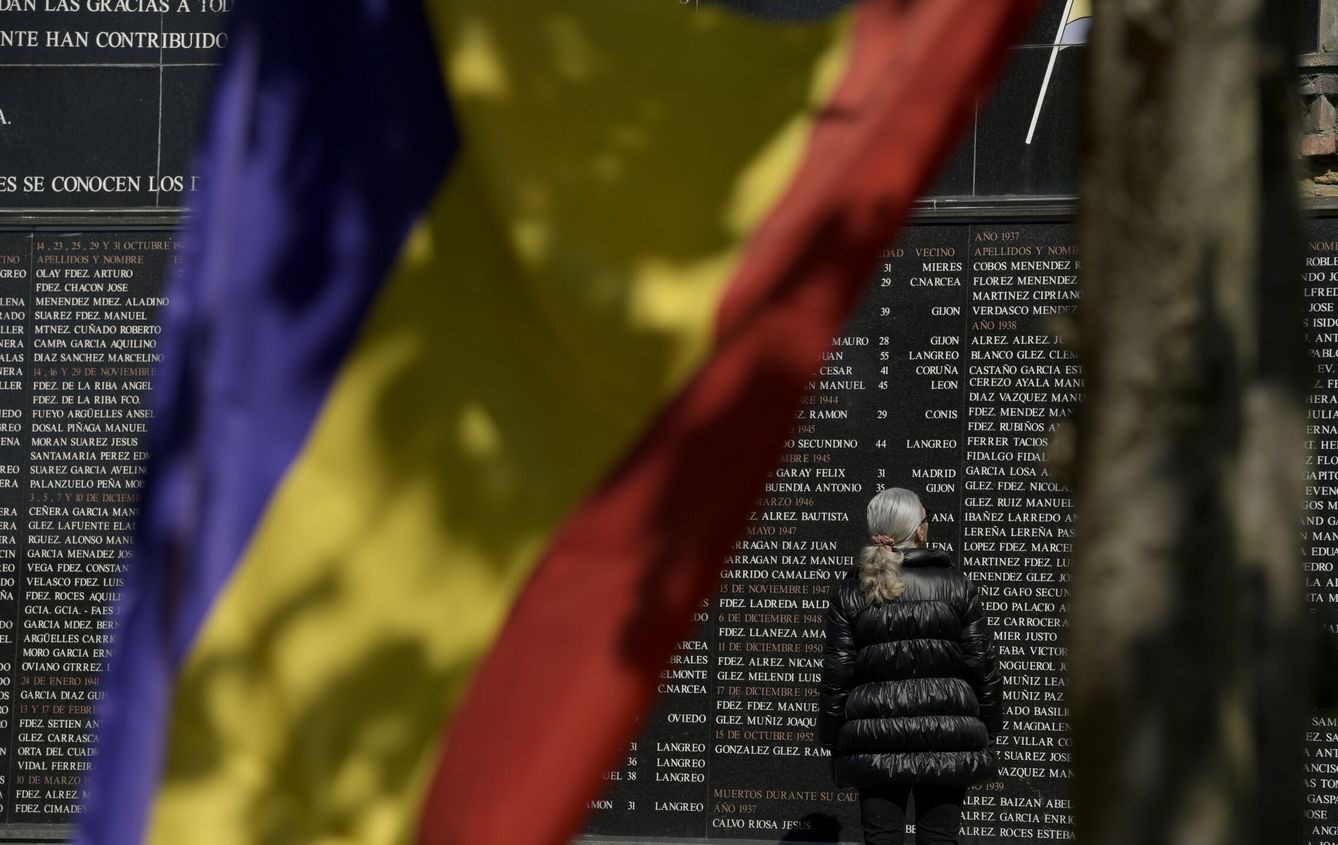 Como cada 14 de Abril, partidos y colectivos homenajean en la fosa común del cementerio civil de Oviedo el aniversario de la Segunda República. (Eloy Alonso/EFE)