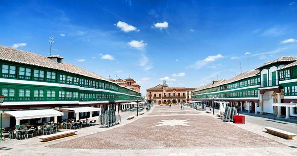 Foto: La Plaza Mayor de Almagro, verde sobre blanco. (Foto: Turismo de Castilla-La Mancha)