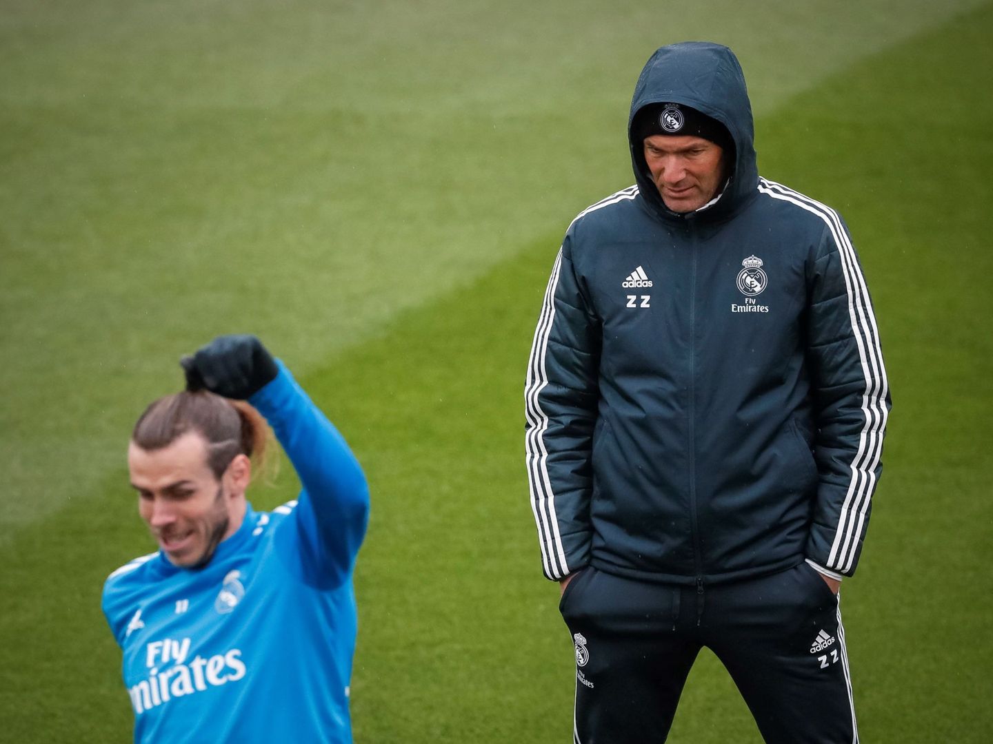 Zidane observa a Gareth Bale durante un entrenamiento del Real Madrid. (EFE)
