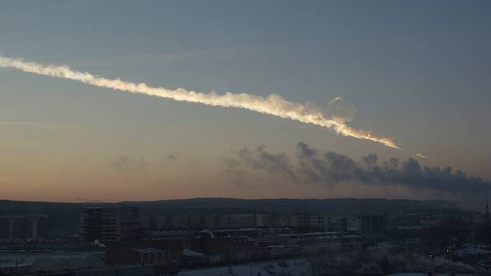 La estela del meteorito que cayó cerca de Cheliábinsk.
