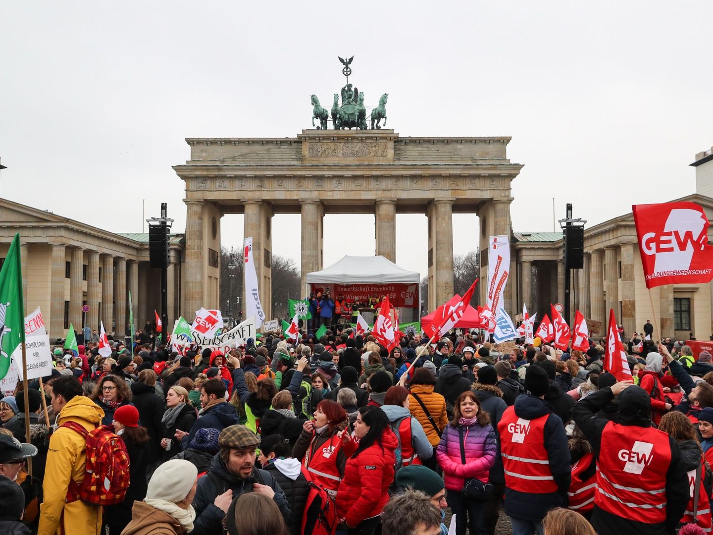 Protestas de funcionarios en la Puerta de Brandeburgo, en Berlín. (Reuters)