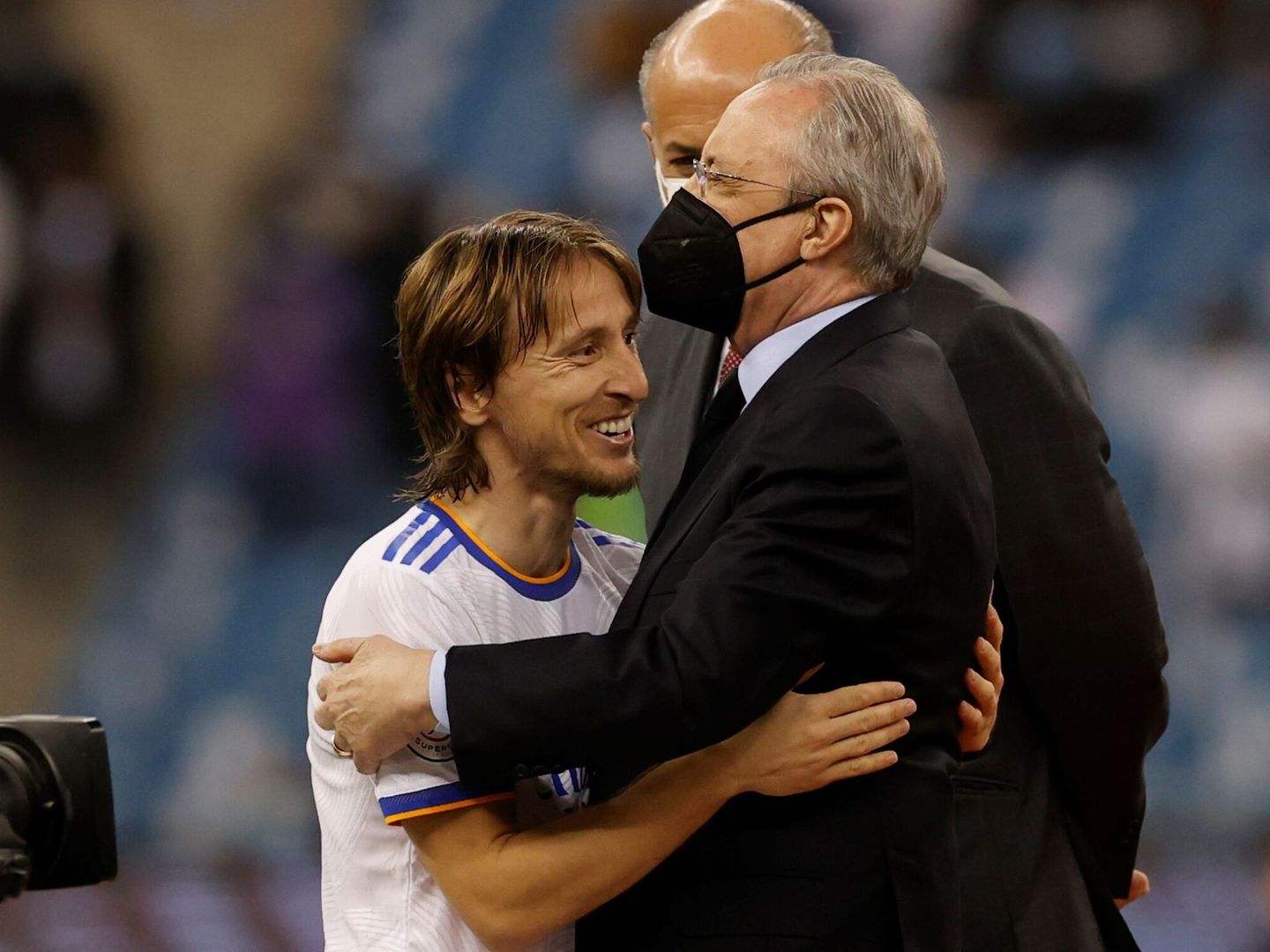 Modric y Florentino Pérez se abrazan tras ganar la Supercopa de España en Riad