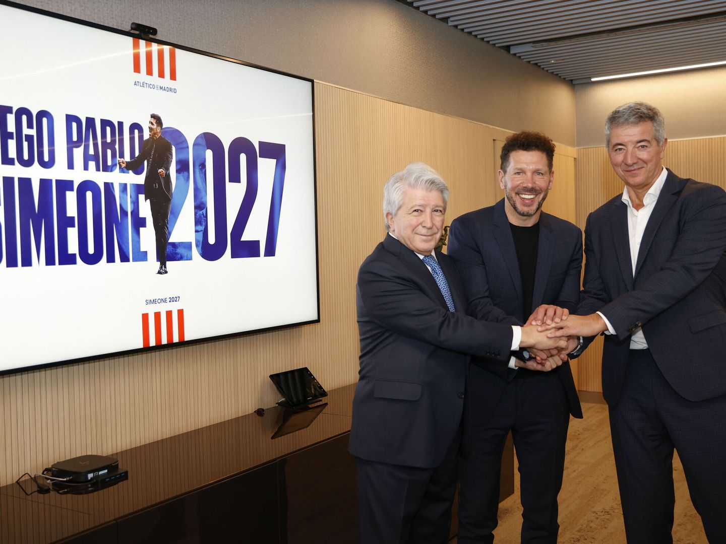 Cerezo, Simeone y Gil Marín, tras firmar la renovación. (EFE/Atlético de Madrid)