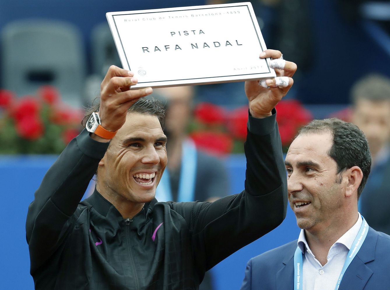 Albert Costa entrega una placa conmemorativa a Rafa Nadal en 2017, cuando pusieron su nombre a la pista central del Real Club de Tenis Barcelona. (EFE)