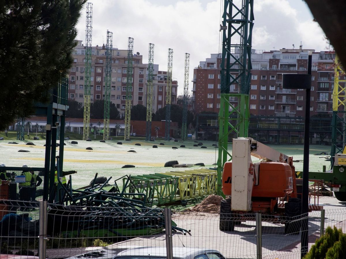 Foto: La retirada de las torres del campo de golf en el parque Tercer Depósito de Canal de Isabel II, en el distrito de Chamberí, en el año 2018. (EFE)