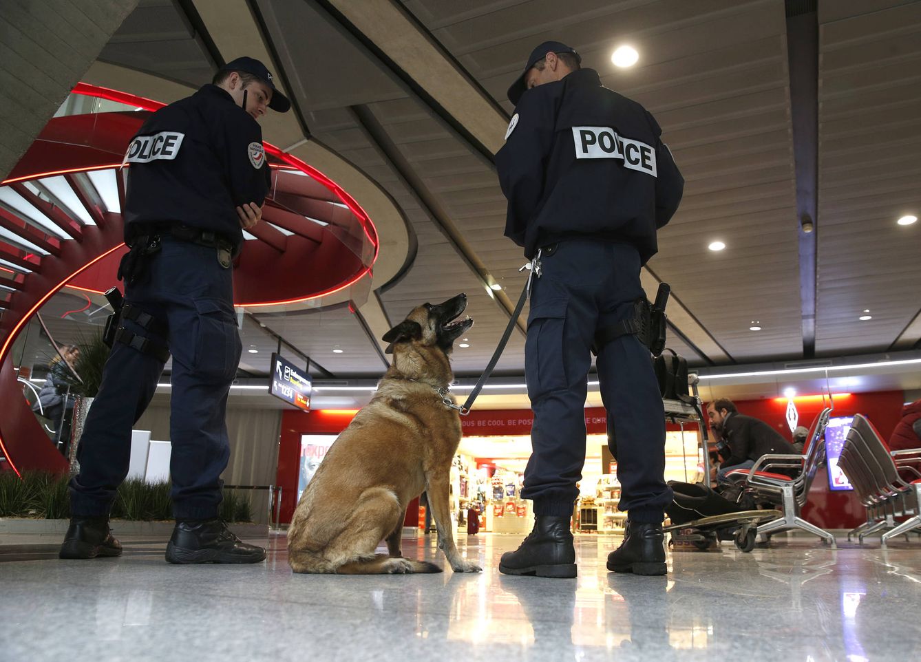 Agentes de policía patrullan en el aeropuerto Charles de Gaulle, en París, tras el siniestro del vuelo MS804 (Reuters).