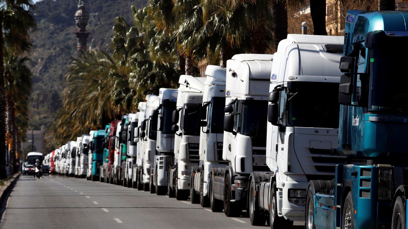 Foto: Centenares de cabezas tractoras de camiones, por las calles de Barcelona. (EFE)