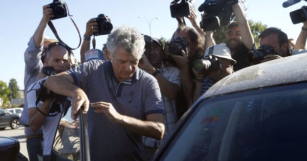Foto: Villar y su hijo salen de la prisión de Soto del Real el pasado 1 de agosto. (EFE)