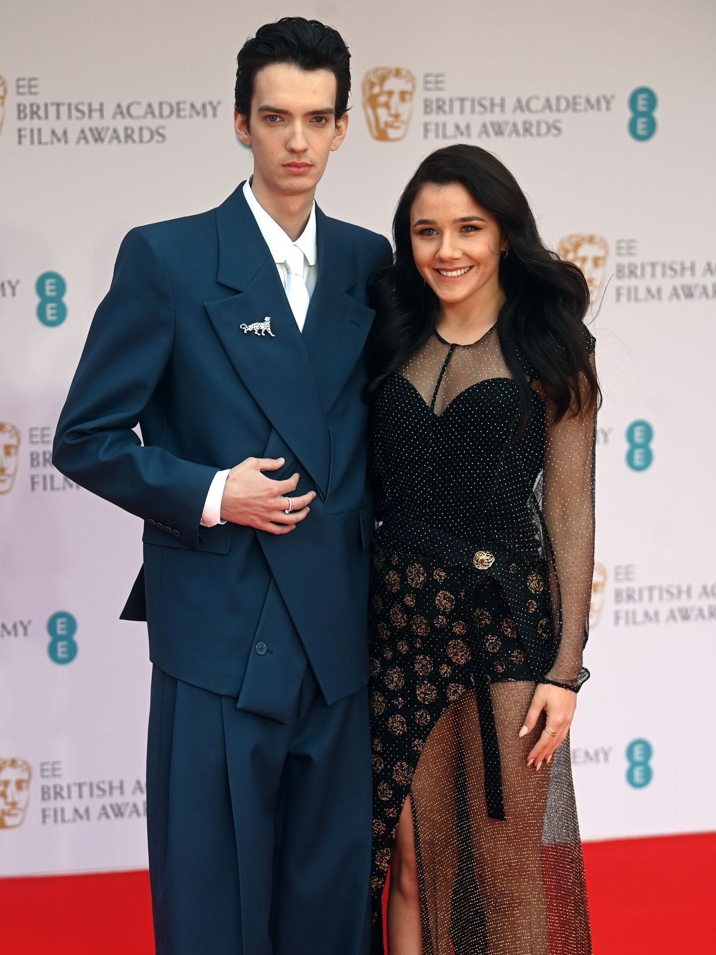 Kodi Smit-McPhee y su novia en los premios BAFTA 2022. (EFE/NEIL HALL)