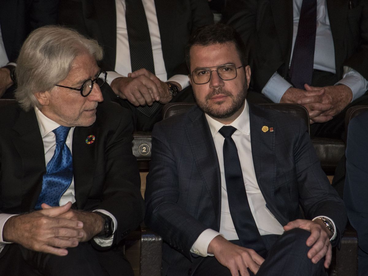 Foto: El presidente de Foment, Sánchez Llibre, con Aragonès. (EP/Alberto Paredes)