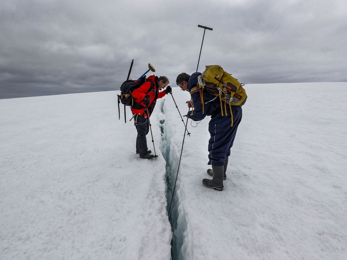 Foto: Glaciólogos estudiando el deshielo de la Antártida. (EFE)